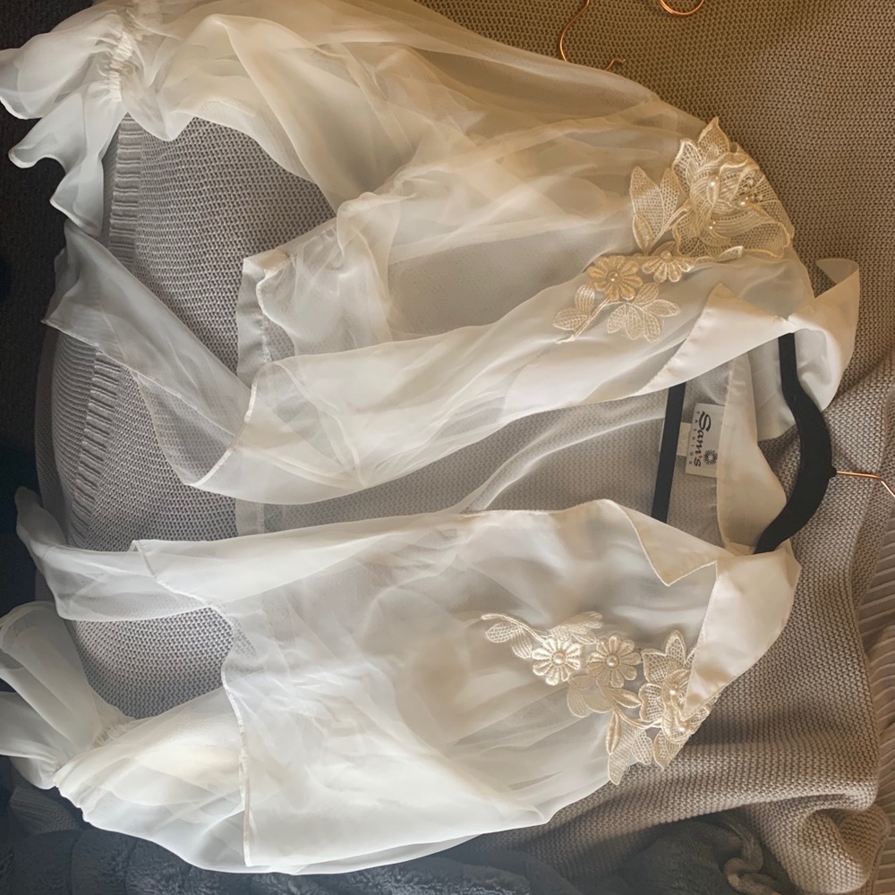 Beautiful blouse - Picture 2 of 3